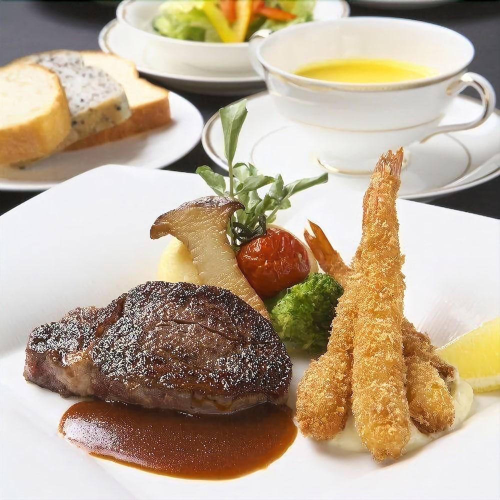 Hotel Granvia Wakayama Exterior foto A steak and chips meal