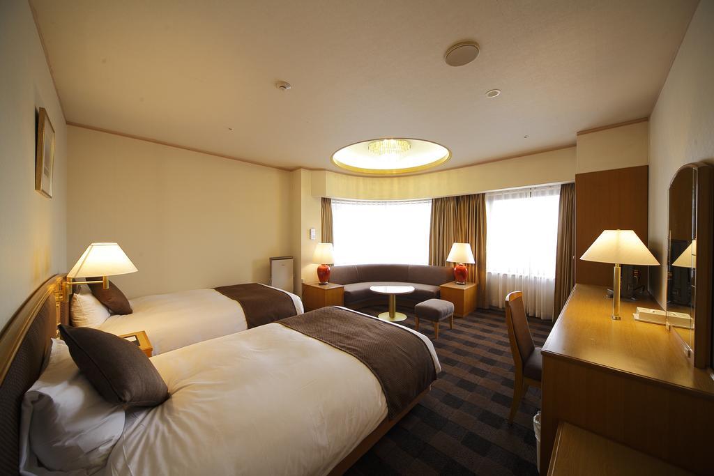 Hotel Granvia Wakayama Exterior foto A room at the hotel